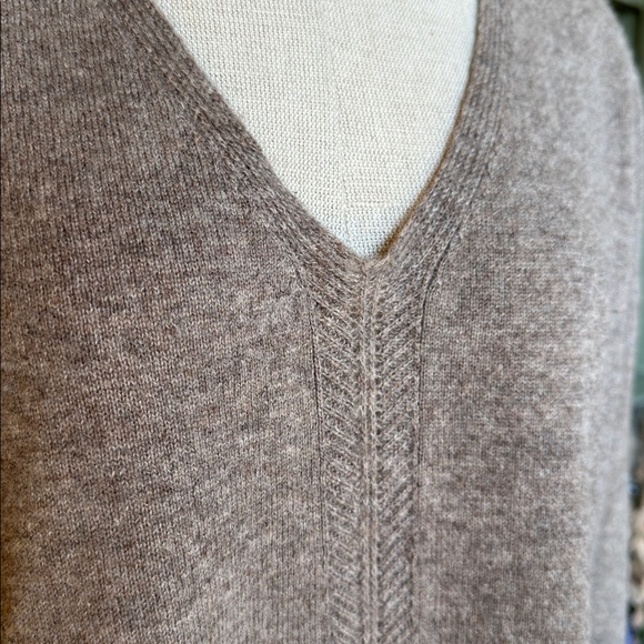 Nicole Miller mocha brown cashmere V neck sweater/quiet luxury. Size Medium - Picture 3 of 8